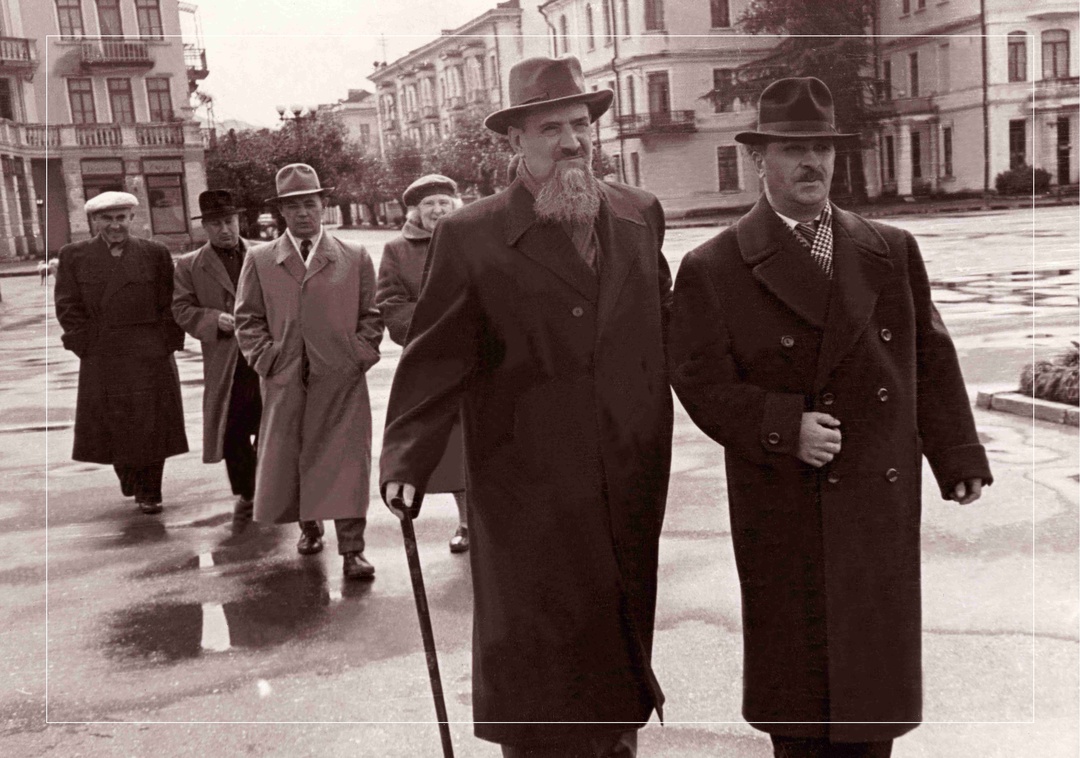 Игоря Курчатова небезосновательно называют самым засекреченным физиком СССР и далеко не у каждого фотографа была возможность его запечатлеть