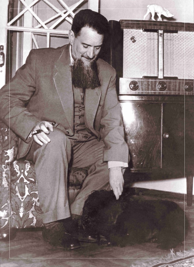 Игоря Курчатова небезосновательно называют самым засекреченным физиком СССР и далеко не у каждого фотографа была возможность его запечатлеть