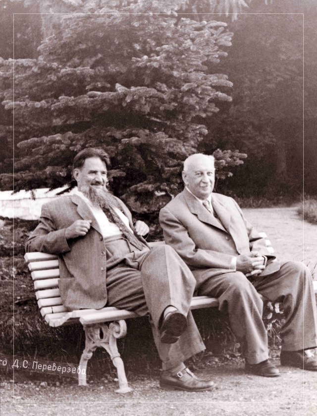 Игоря Курчатова небезосновательно называют самым засекреченным физиком СССР и далеко не у каждого фотографа была возможность его запечатлеть