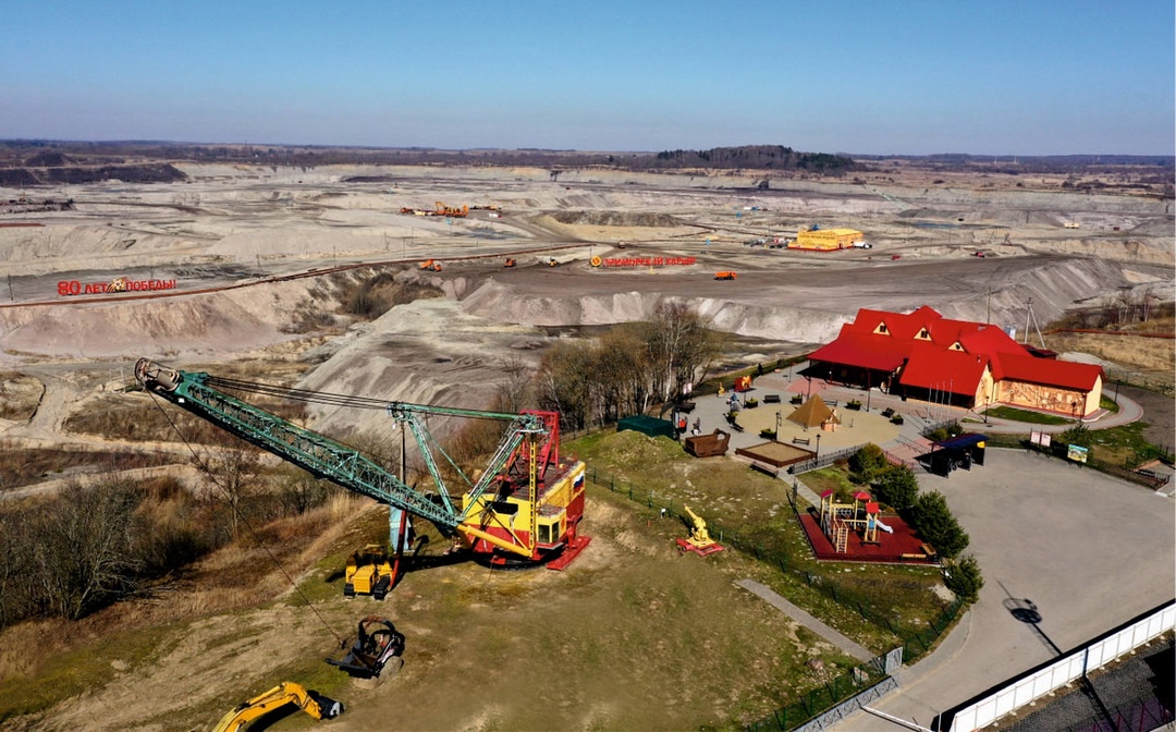 В Приморском карьере установили памятный знак к юбилею Победы