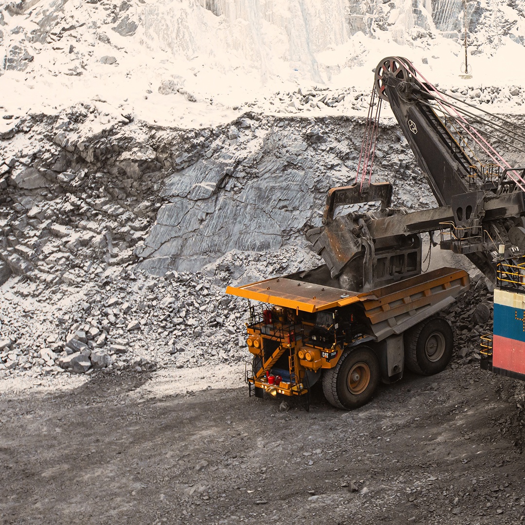 В царстве снега и камня кипит работа.