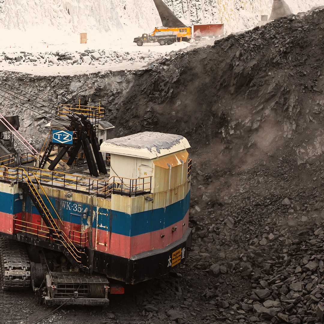 В царстве снега и камня кипит работа.