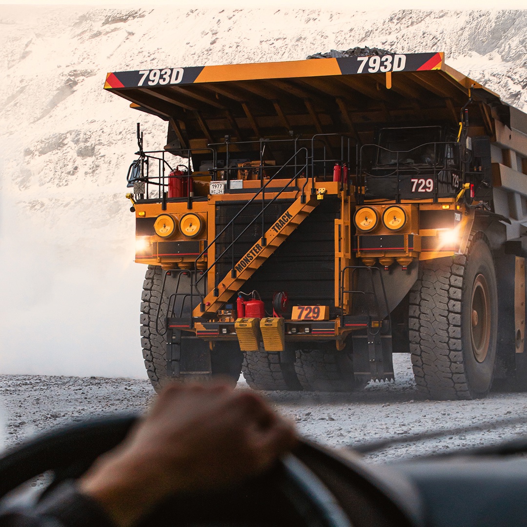 В царстве снега и камня кипит работа.