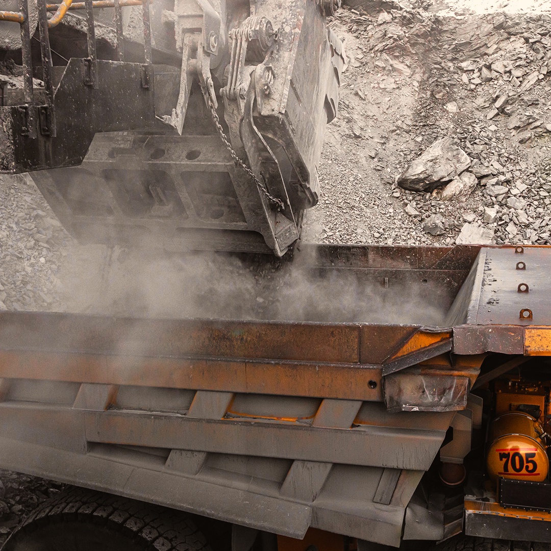 В царстве снега и камня кипит работа.