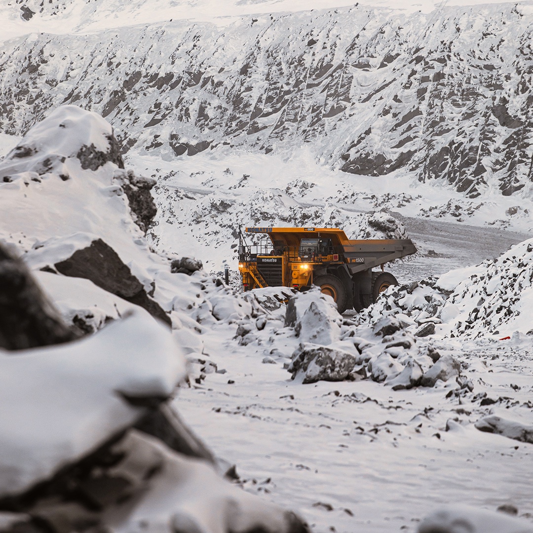 В царстве снега и камня кипит работа.