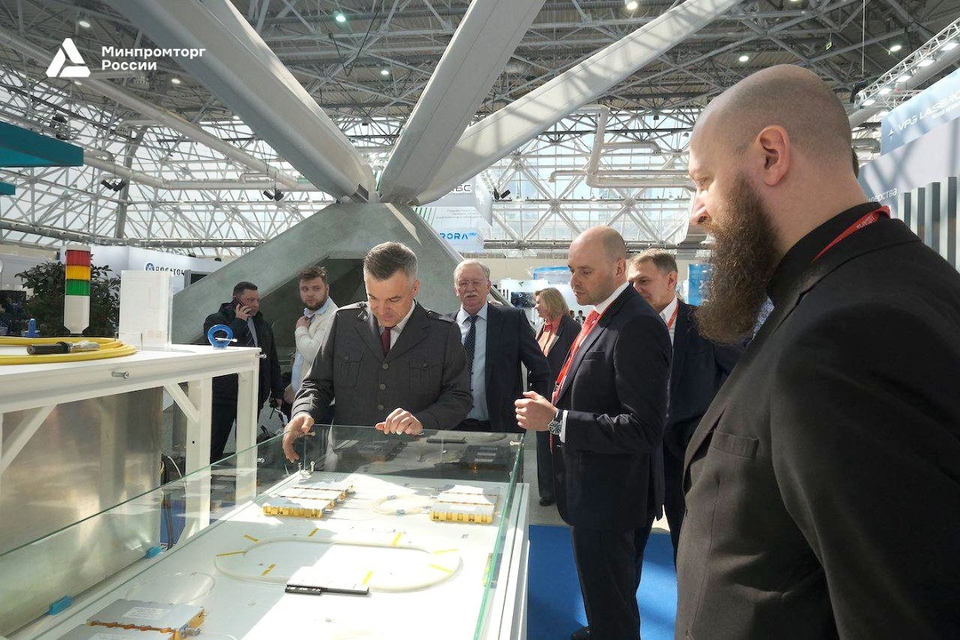 Василий Шпак посетил выставку «Фотоника. Мир лазеров и оптики – 2025»