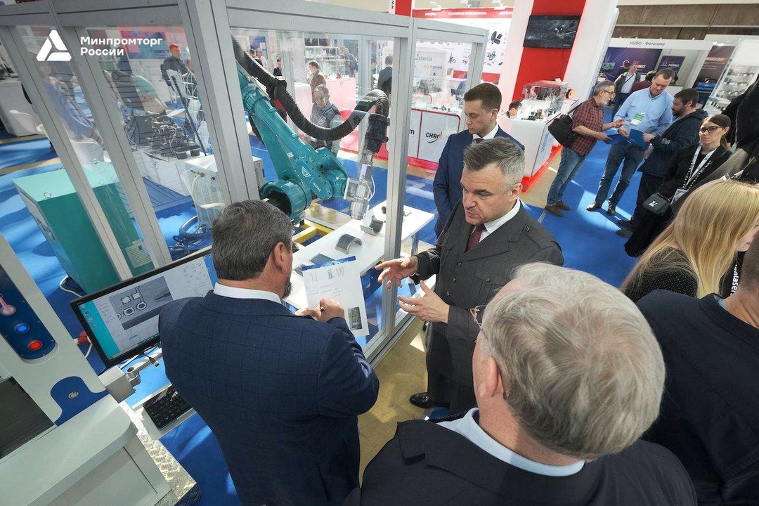 Василий Шпак посетил выставку «Фотоника. Мир лазеров и оптики – 2025»