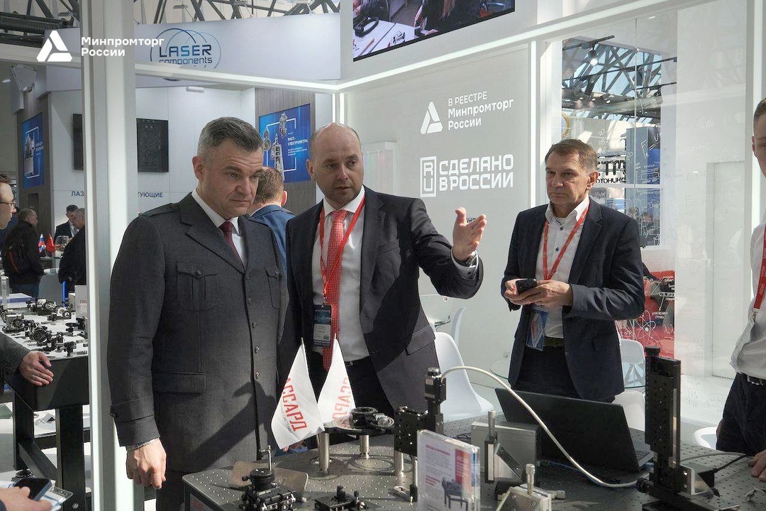 Василий Шпак посетил выставку «Фотоника. Мир лазеров и оптики – 2025»