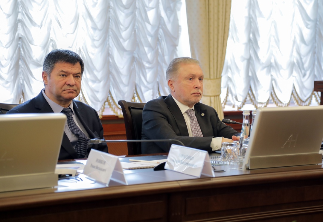 Глава Минтранса Роман Старовойт провел совещание с главами субъектов Дальнего Востока и Арктики