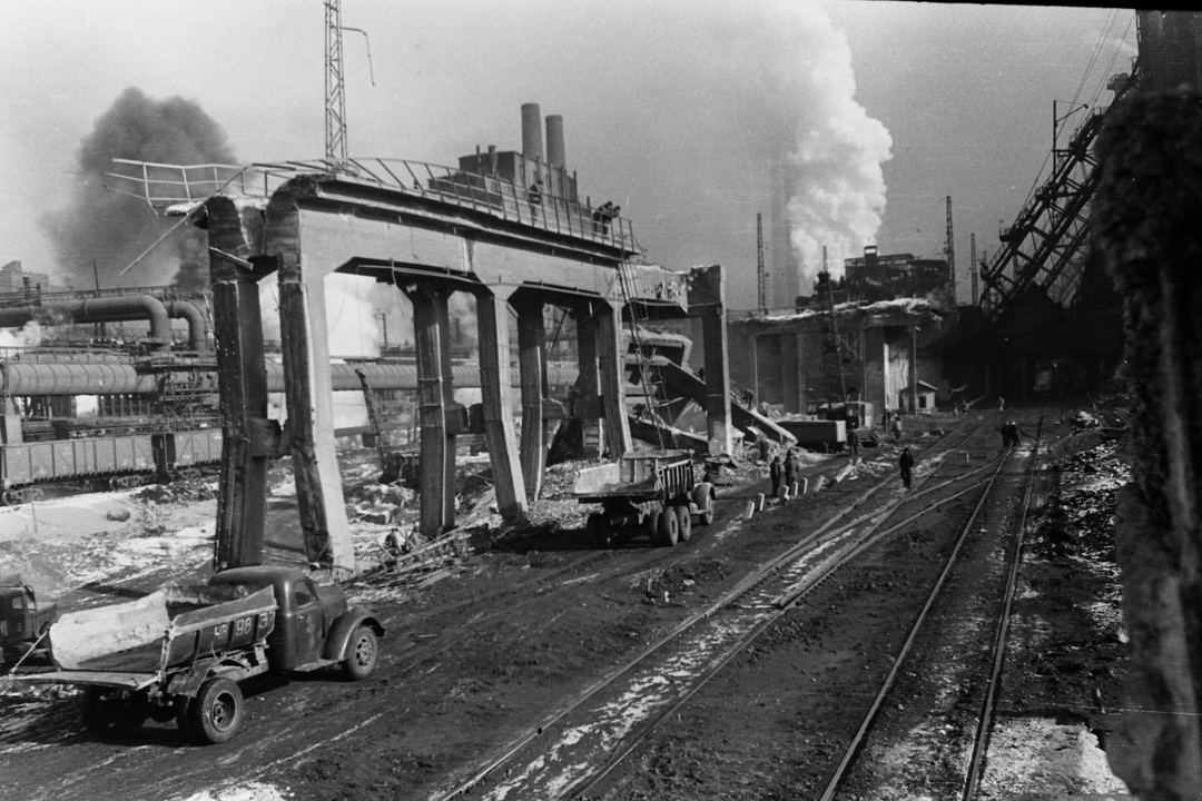 Хроники "девятки" Представьте: 1963 год, жаркое лето. Рабочие строят огромную домну в 60 метров, прямо среди работающего производства