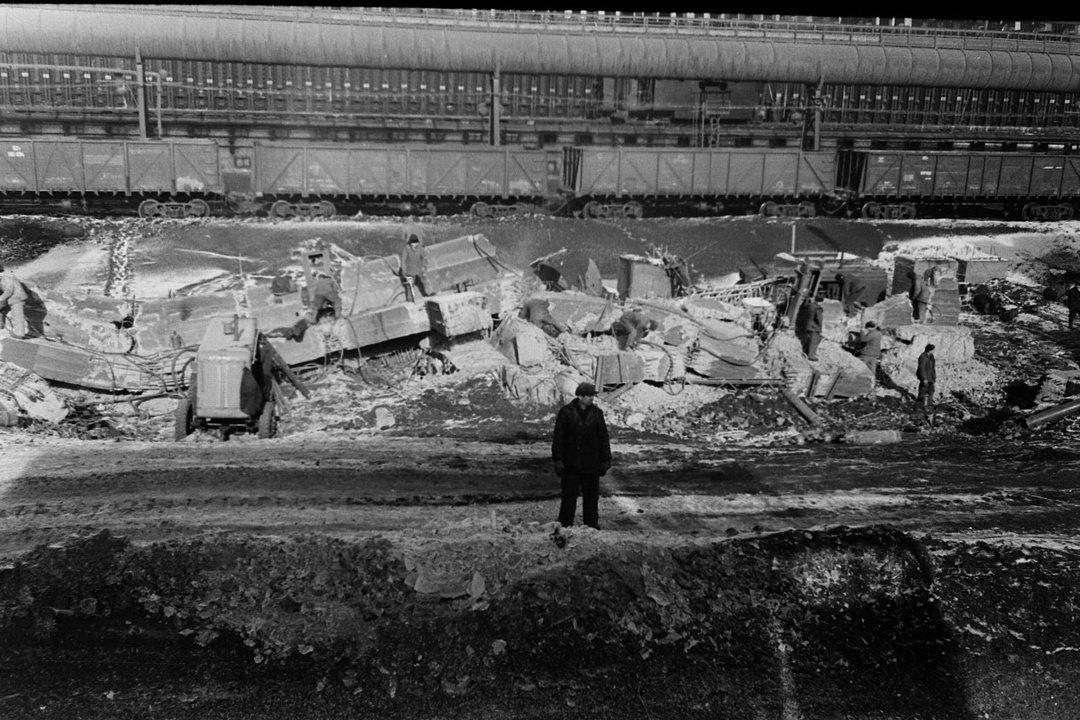 Хроники "девятки" Представьте: 1963 год, жаркое лето. Рабочие строят огромную домну в 60 метров, прямо среди работающего производства