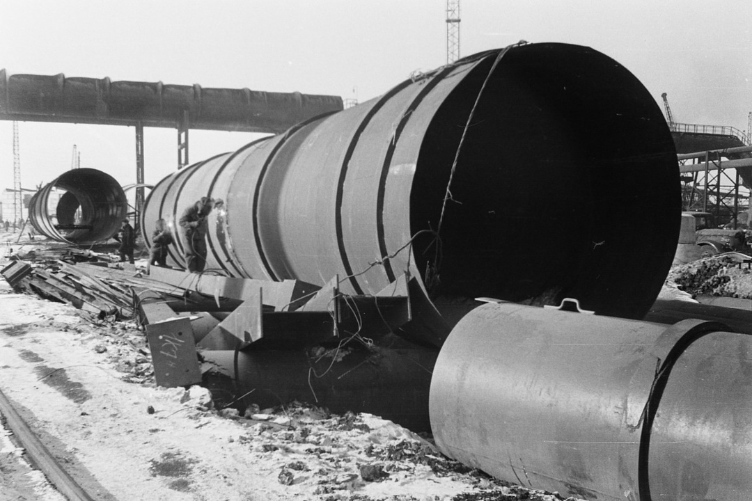 Хроники "девятки" Представьте: 1963 год, жаркое лето. Рабочие строят огромную домну в 60 метров, прямо среди работающего производства