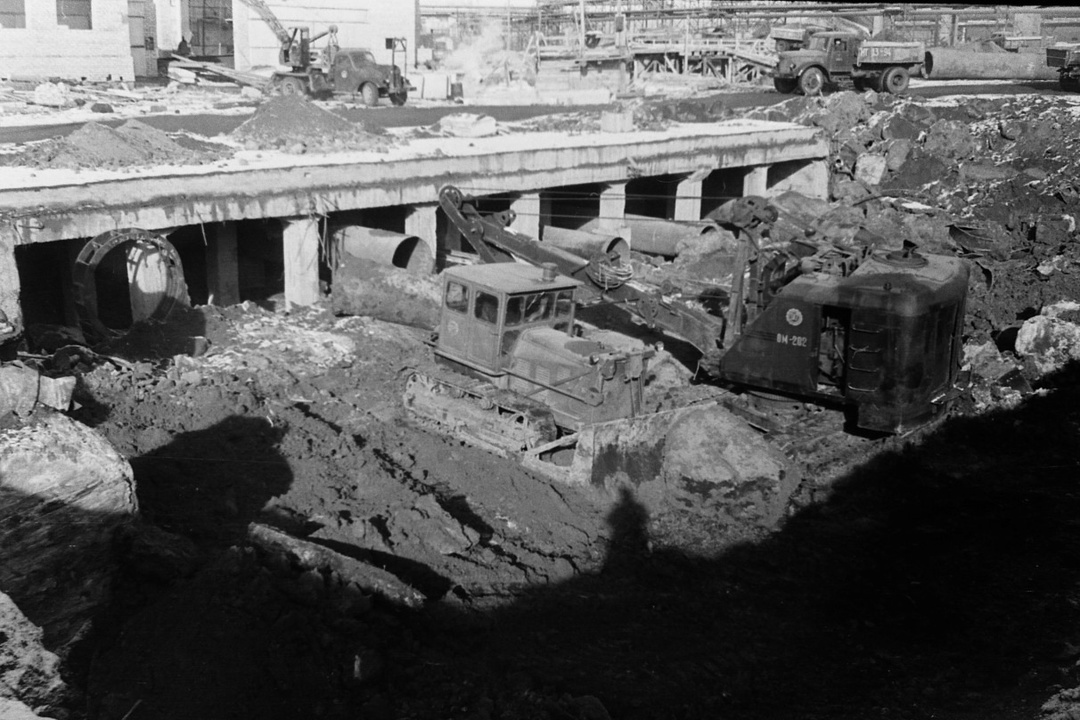 Хроники "девятки" Представьте: 1963 год, жаркое лето. Рабочие строят огромную домну в 60 метров, прямо среди работающего производства