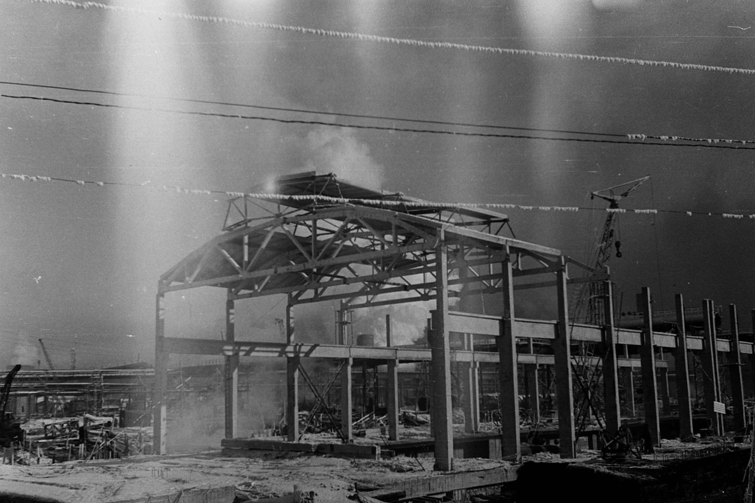 Хроники "девятки" Представьте: 1963 год, жаркое лето. Рабочие строят огромную домну в 60 метров, прямо среди работающего производства