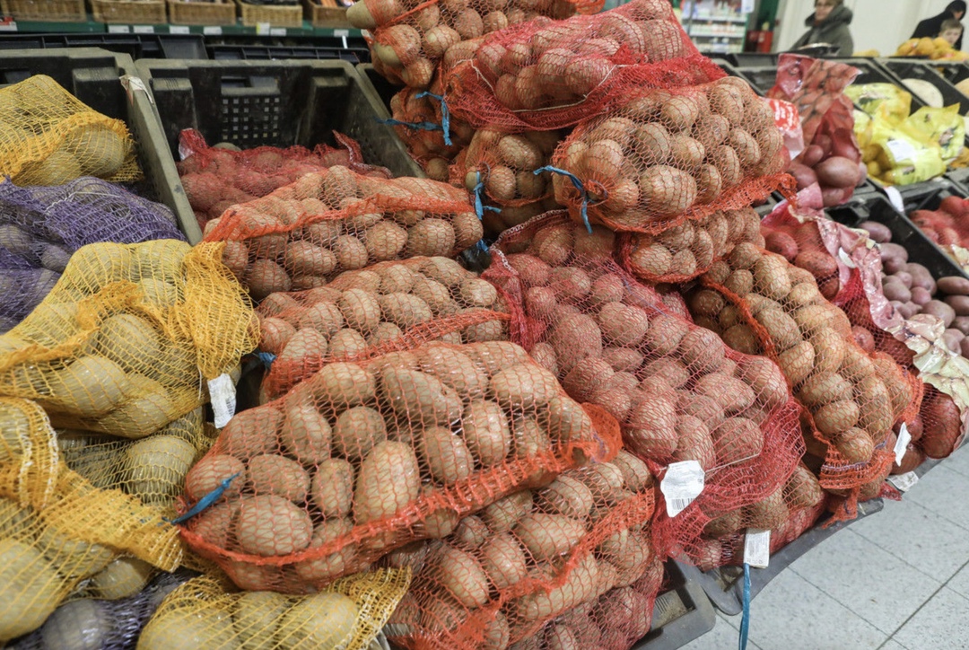 Федеральная антимонопольная служба предложила Ассоциации компаний розничной торговли (АКОРТ) расширить ассортимент картофеля за счет временного снижения к нему…