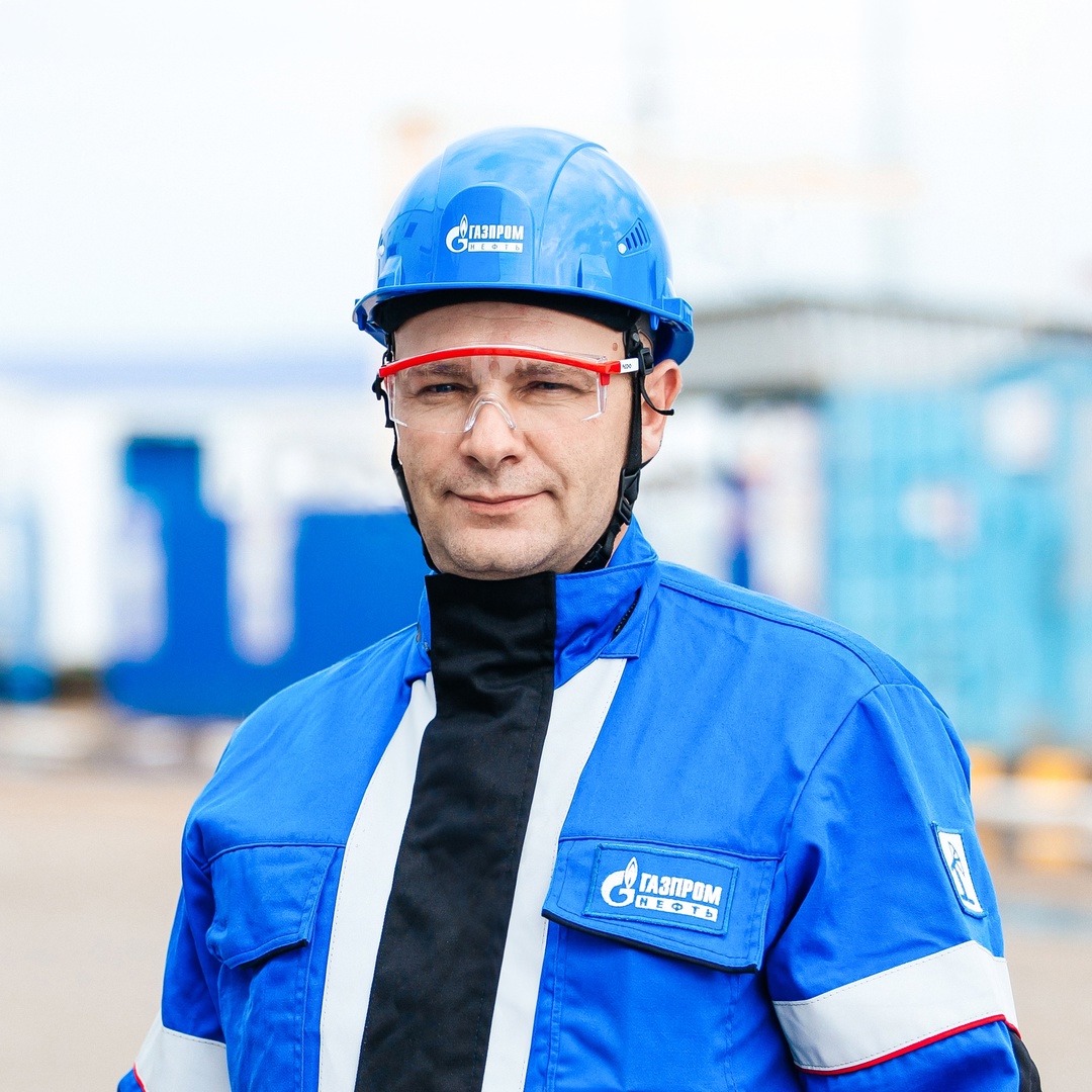 «Мне всегда было интересно, как устроены механизмы, легко давалась работа инструментами», — рассказывает Сергей Антонов, слесарь на нашем месторождении в…