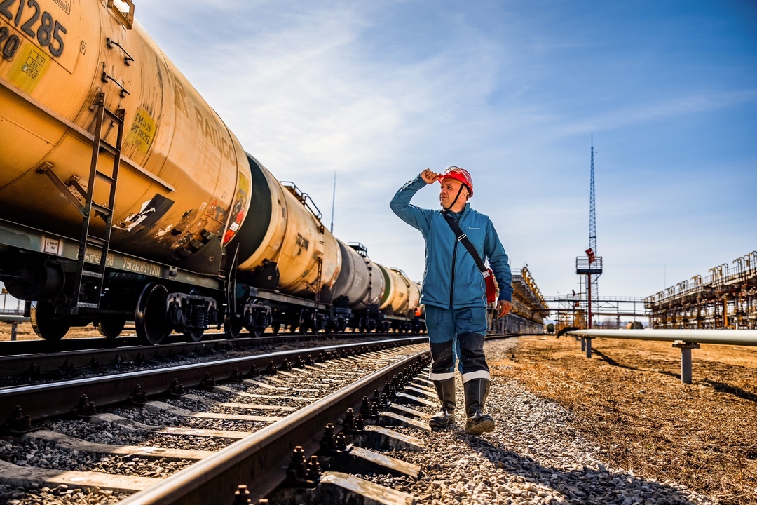 Начинаем новую неделю с начальником смены цеха резервуарных парков, коммуникаций и эстакад по наливу и сливу нефтепродуктов и реагентов управления…