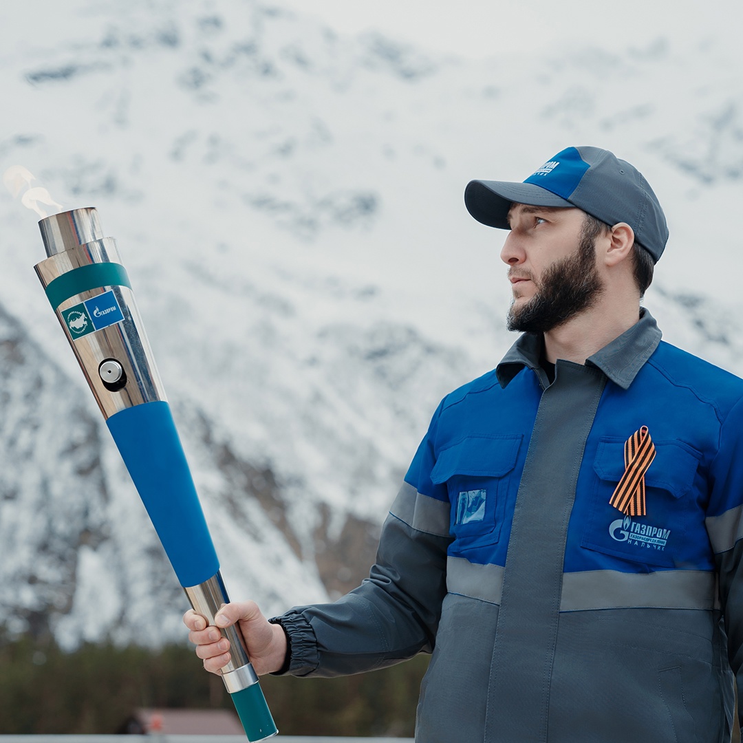 На отметке 2144 метра над уровнем моря горит Вечный огонь — это самый высокий мемориал в России и Европе