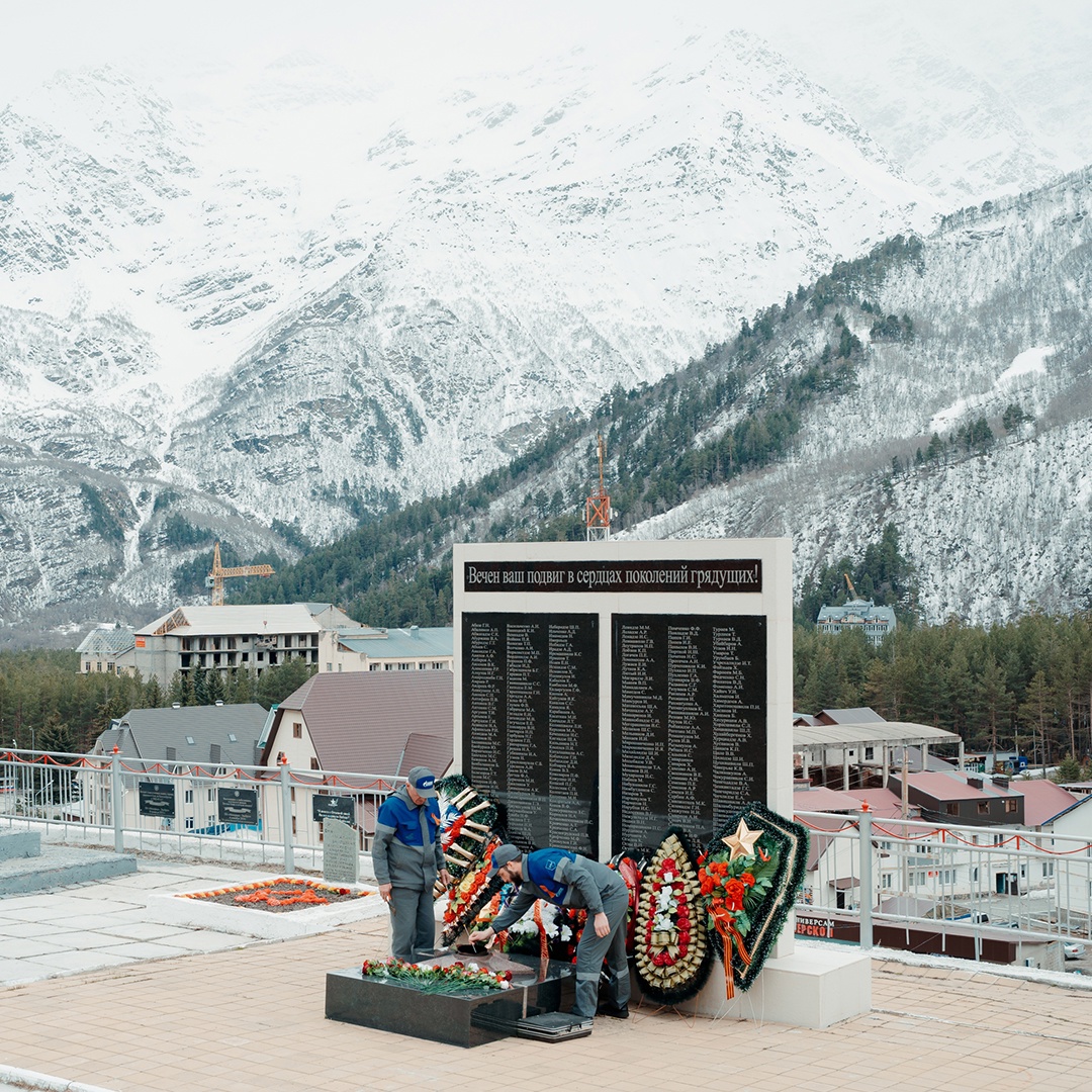 На отметке 2144 метра над уровнем моря горит Вечный огонь — это самый высокий мемориал в России и Европе