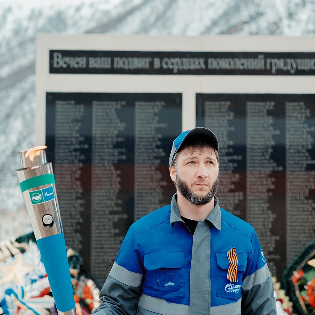 На отметке 2144 метра над уровнем моря горит Вечный огонь — это самый высокий мемориал в России и Европе