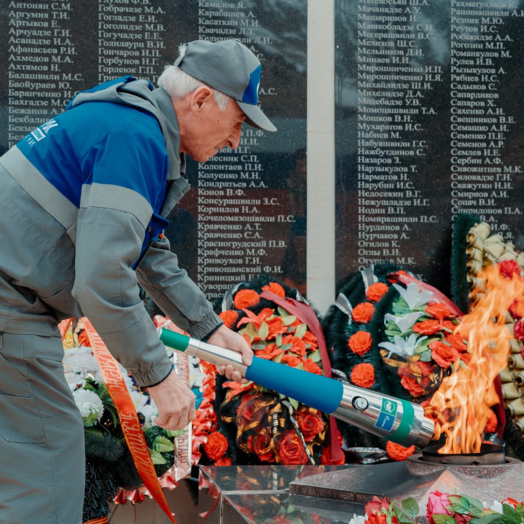 На отметке 2144 метра над уровнем моря горит Вечный огонь — это самый высокий мемориал в России и Европе