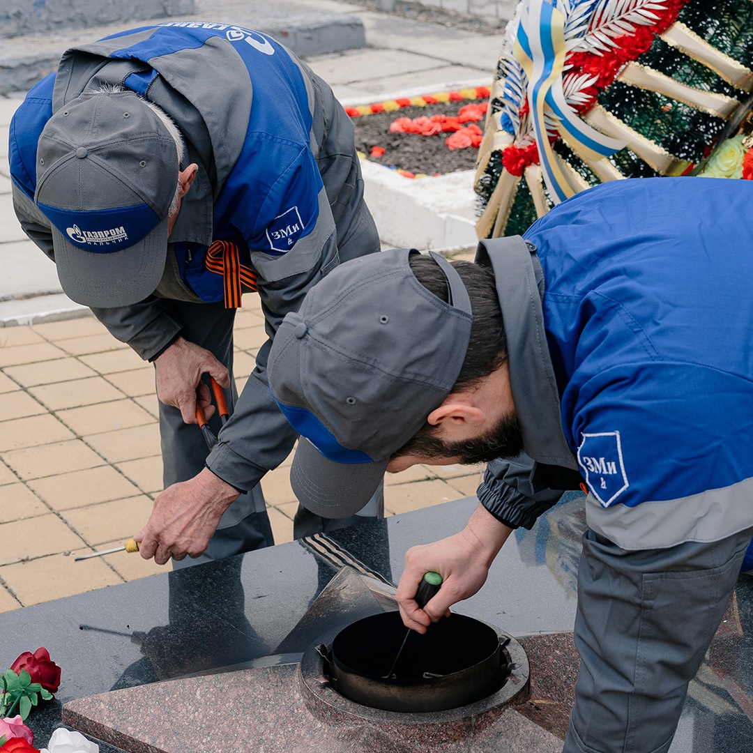 На отметке 2144 метра над уровнем моря горит Вечный огонь — это самый высокий мемориал в России и Европе