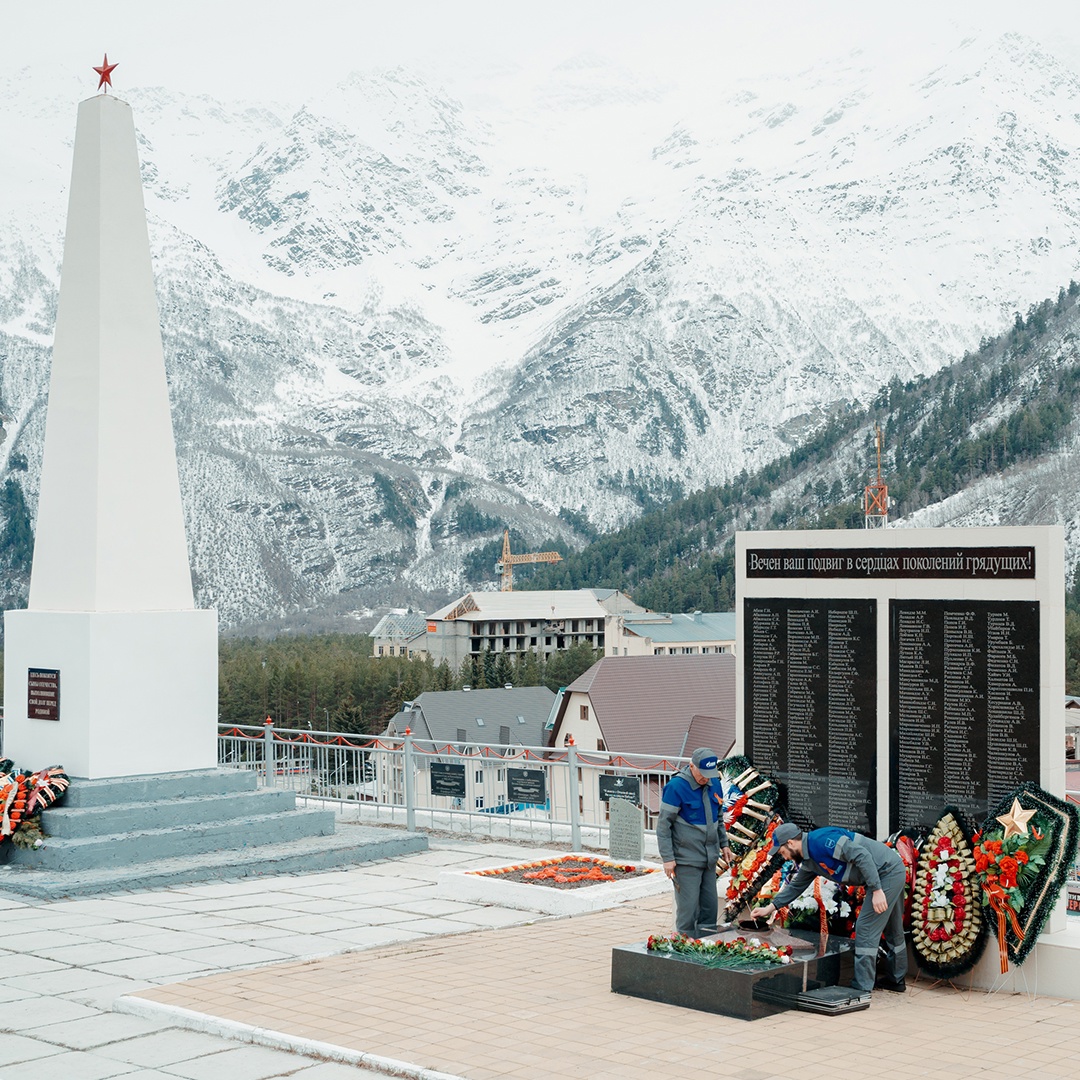 На отметке 2144 метра над уровнем моря горит Вечный огонь — это самый высокий мемориал в России и Европе