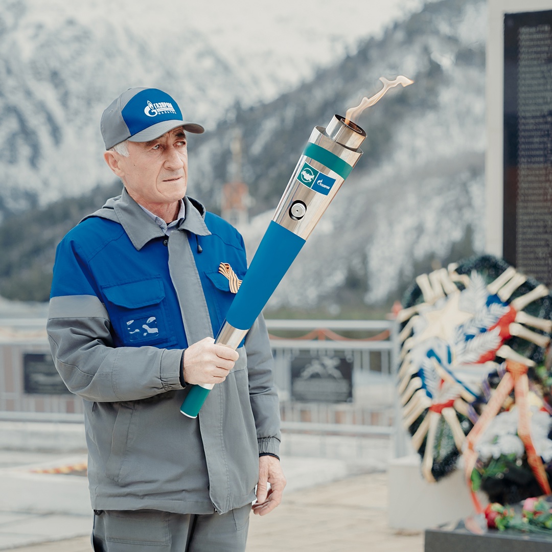 На отметке 2144 метра над уровнем моря горит Вечный огонь — это самый высокий мемориал в России и Европе