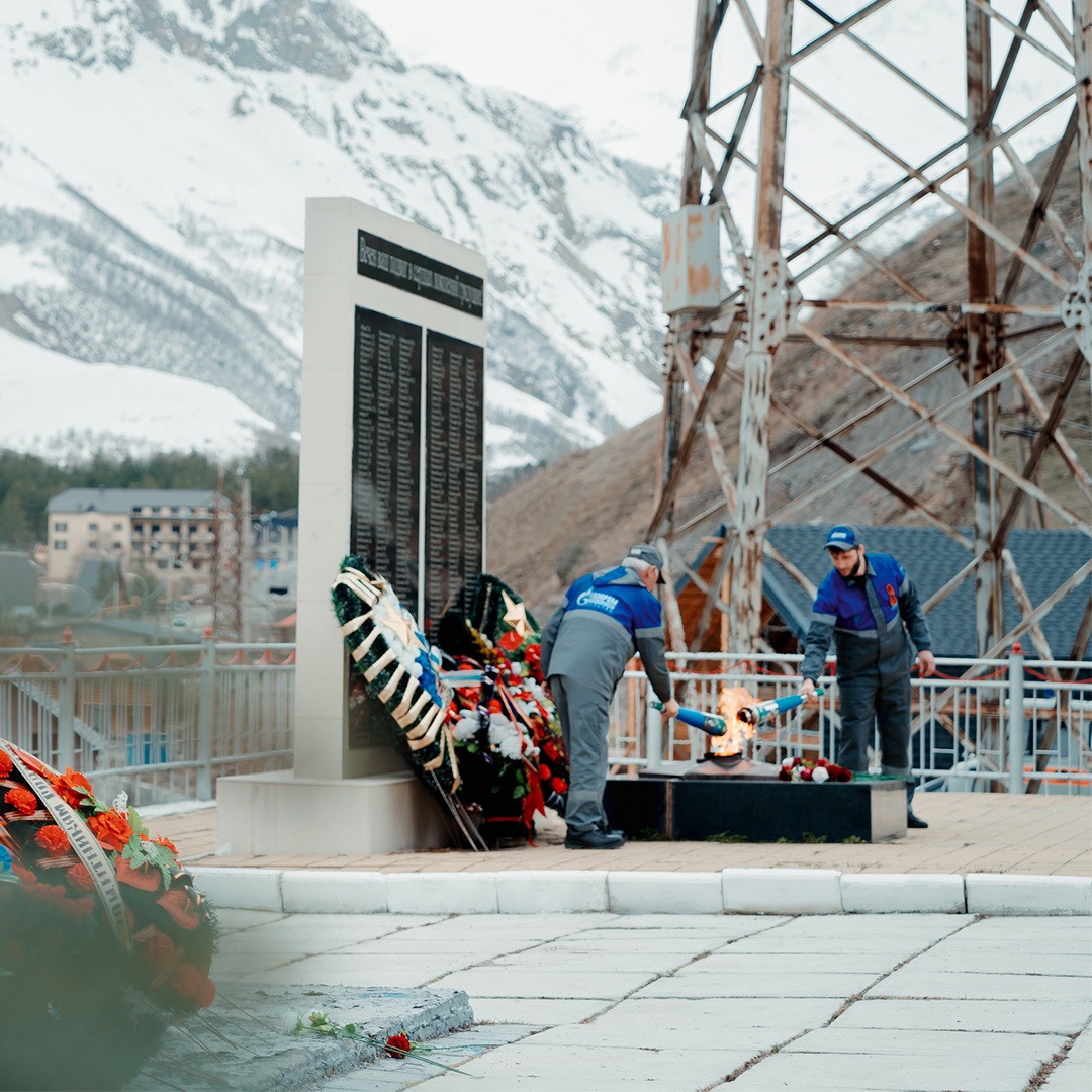 На отметке 2144 метра над уровнем моря горит Вечный огонь — это самый высокий мемориал в России и Европе