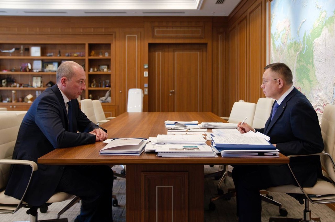 Министр строительства и ЖКХ РФ Ирек Файзуллин провел рабочую встречу с Алексеем Бондаревым, участником программы «Время героев», проходящим стажировку в…