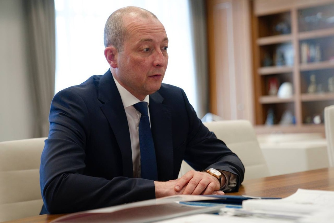 Министр строительства и ЖКХ РФ Ирек Файзуллин провел рабочую встречу с Алексеем Бондаревым, участником программы «Время героев», проходящим стажировку в…