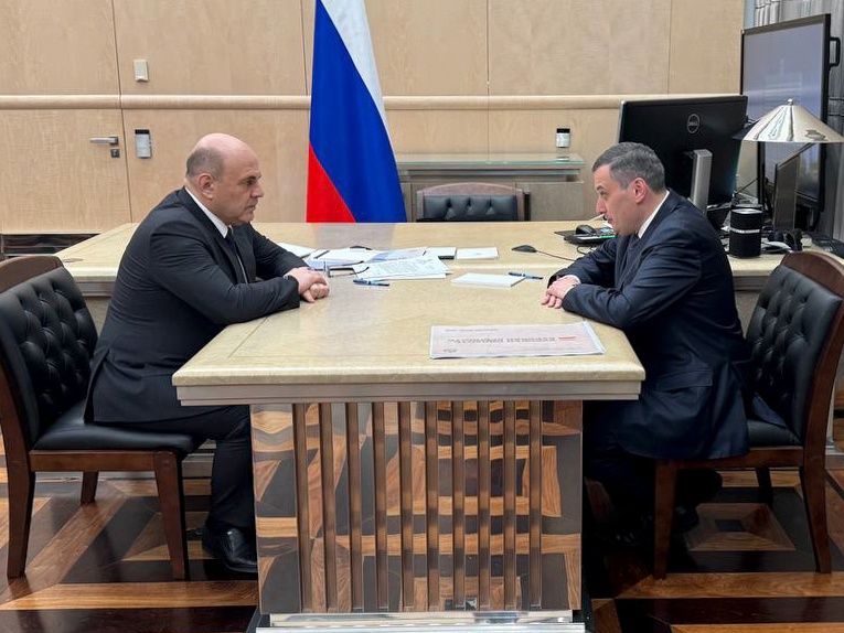 Михаил Мишустин обсудил меры поддержки Курской области с временно исполняющим обязанности губернатора региона Александром Хинштейном