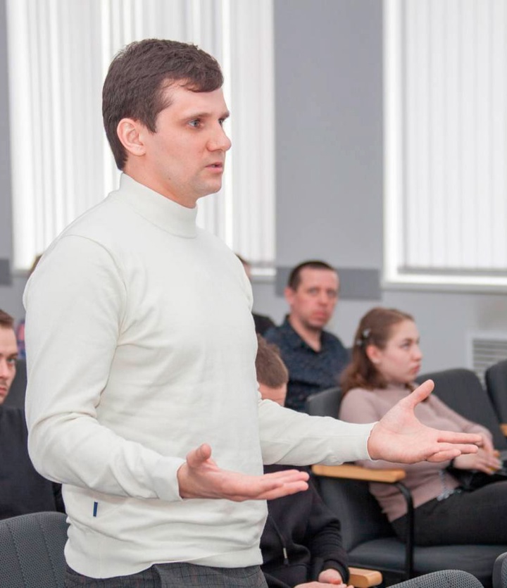 Работа мечты для зумеров! Комбинат ищет новых героев. Но не тех, кто просто готов вставать к станку, а тех, кто хочет развиваться, влиять и быть частью чего-то…