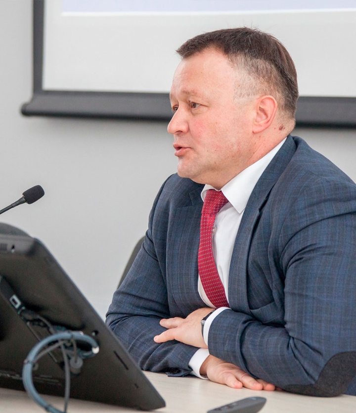 Работа мечты для зумеров! Комбинат ищет новых героев. Но не тех, кто просто готов вставать к станку, а тех, кто хочет развиваться, влиять и быть частью чего-то…