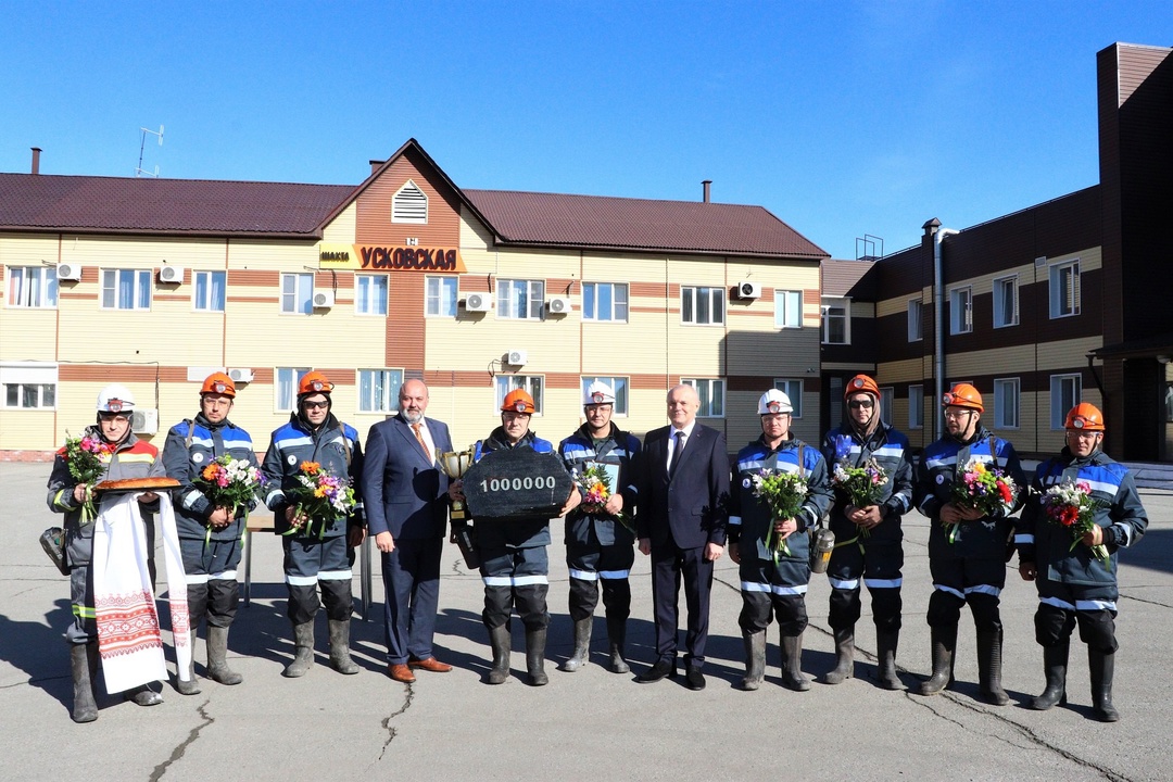 На «Усковской» – миллион! Бригада Алексея Куслий добычного участка № 5 шахты «Усковская» первой в Распадской выдала на-гора 1 млн тонн угля с начала года.