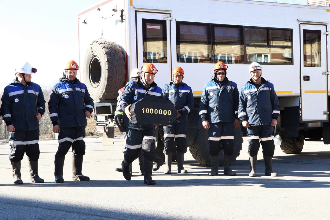 На «Усковской» – миллион! Бригада Алексея Куслий добычного участка № 5 шахты «Усковская» первой в Распадской выдала на-гора 1 млн тонн угля с начала года.