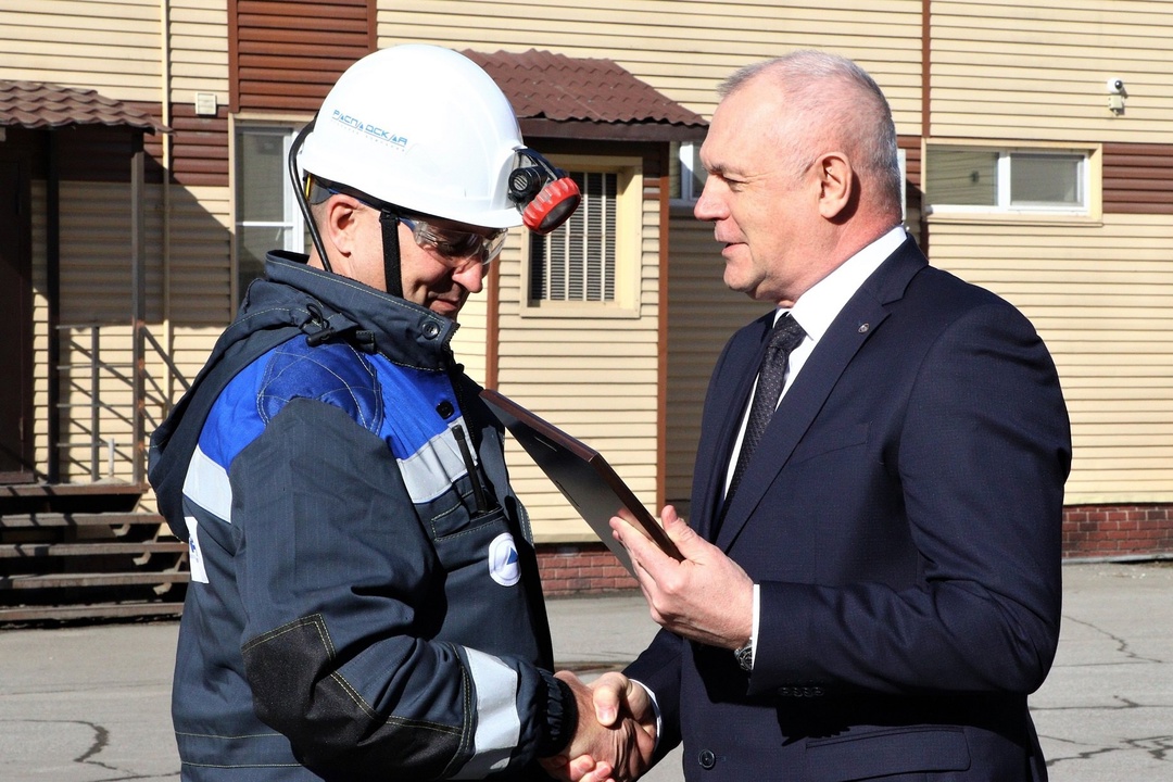 На «Усковской» – миллион! Бригада Алексея Куслий добычного участка № 5 шахты «Усковская» первой в Распадской выдала на-гора 1 млн тонн угля с начала года.