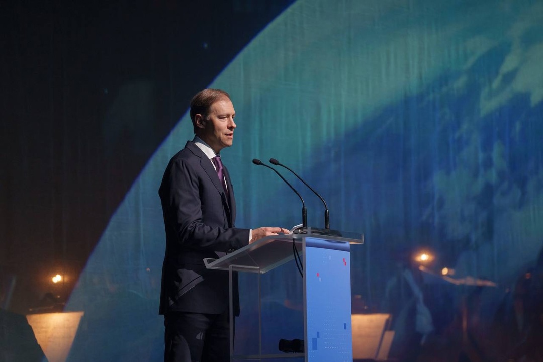 Денис Мантуров поздравил работников космической отрасли