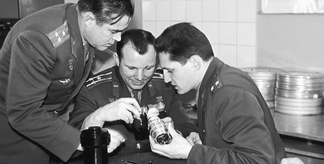 Летчики-космонавты Юрий Гагарин, Андриян Николаев и кандидат на полет в космос Борис Волынов во время обучения работе со штатной кинофотоаппаратурой…
