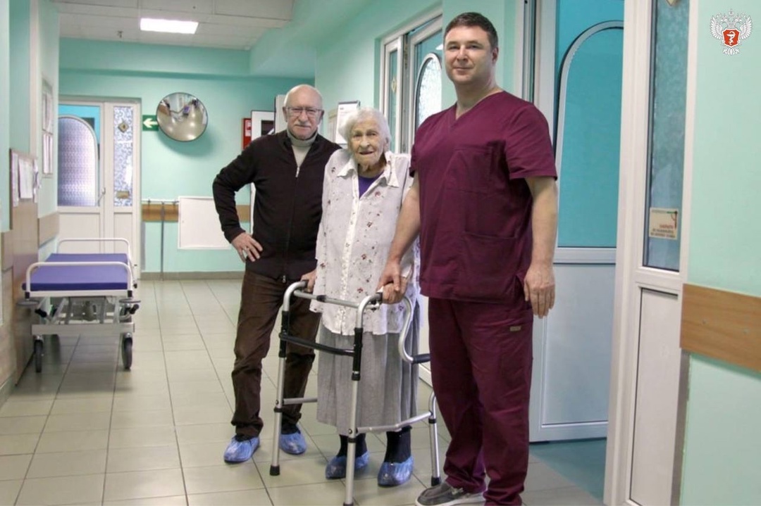 Врачи НМИЦ травматологии и ортопедии им. Р. Р. Вредена Минздрава России провели повторную замену сустава 99-летней пациентке