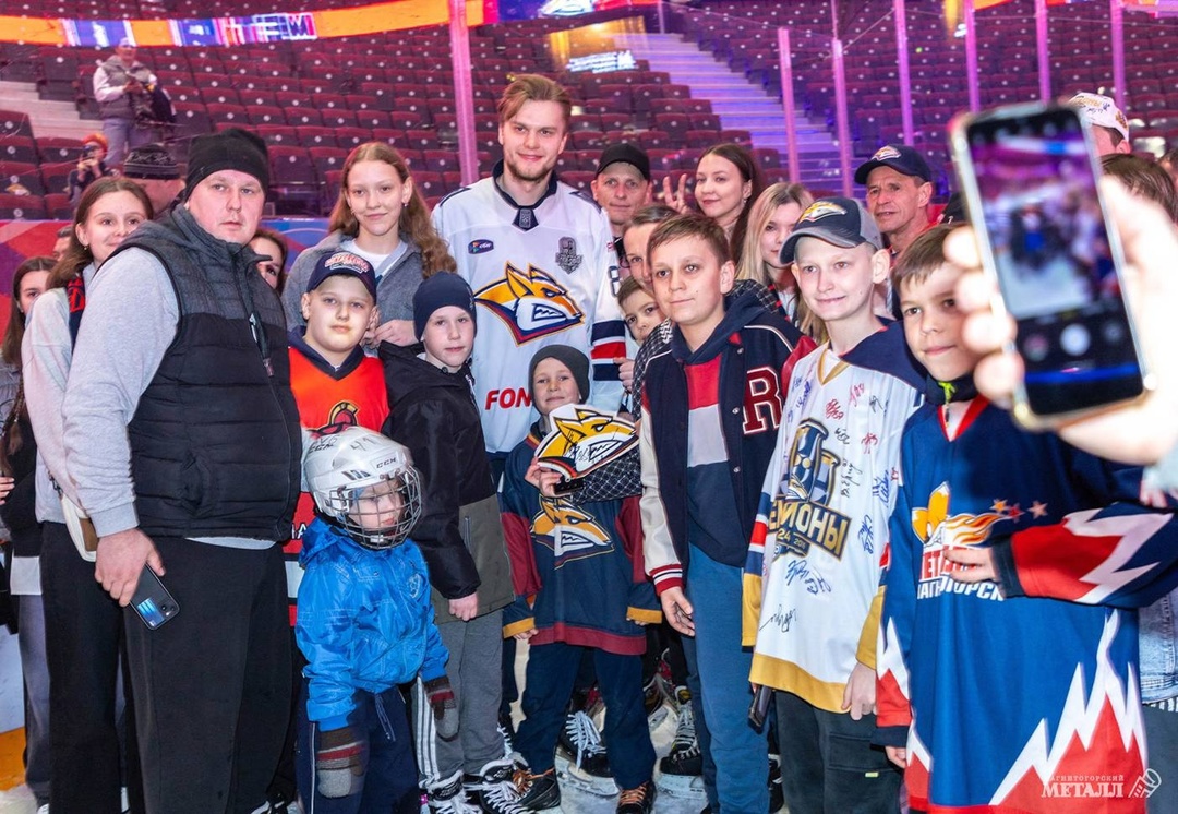 А ВЫ ТАМ БЫЛИ? Катались, обнимались, делали добрые дела - вот как «Металлург» попрощался с сезоном.