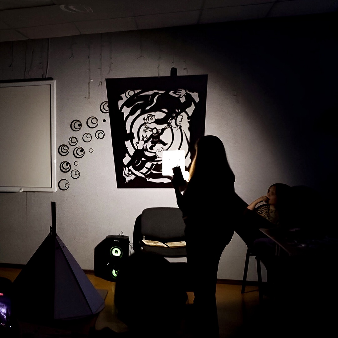 Когда зажигают лампу – начинается сказка. Так оживают теневые книги, которые «читают» при помощи света