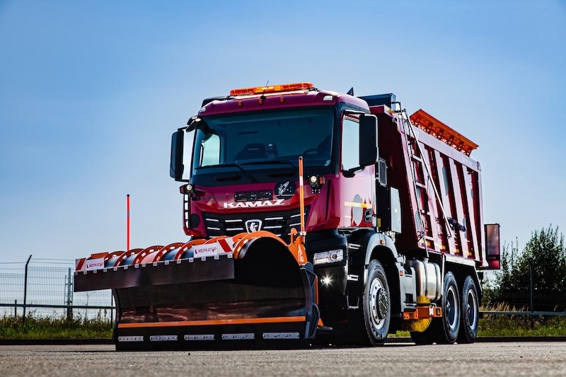 Зимой и летом — одним КАМАЗом: машина для уборки улиц