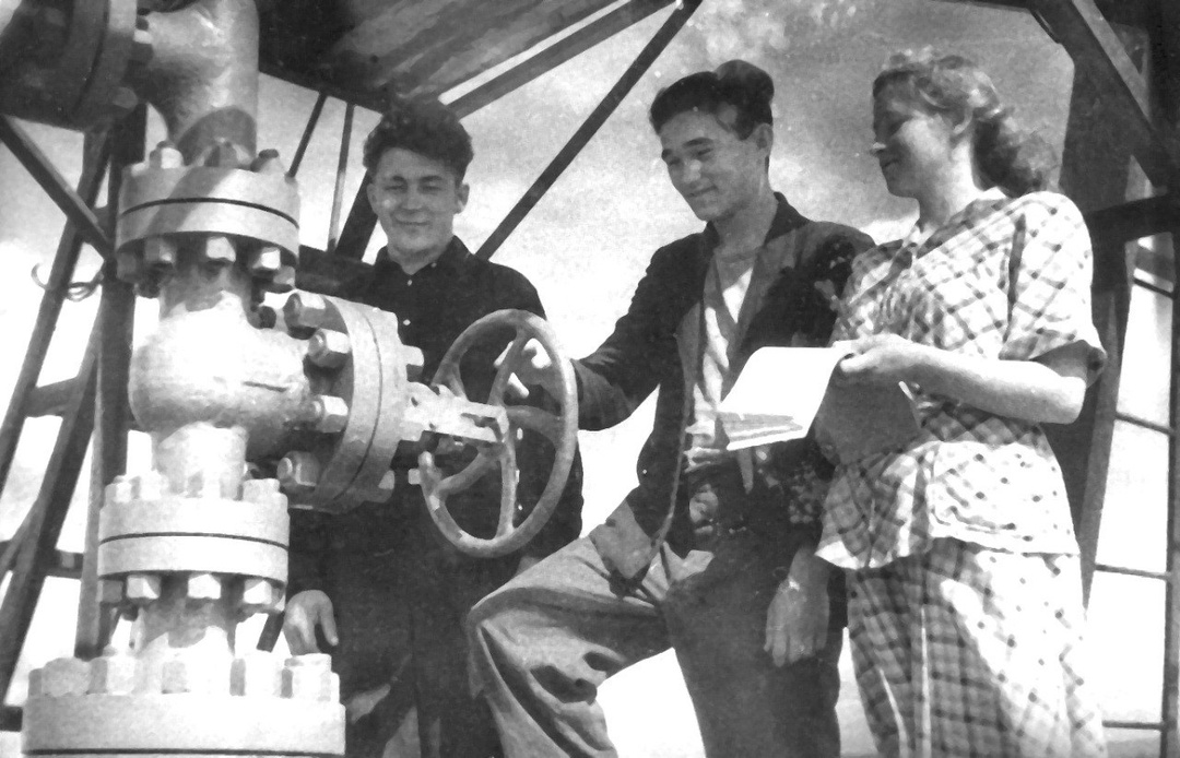 Помним и гордимся В эти дни, в апреле 1962 года, группа работников «Татнефти» получила Ленинскую премию за систему разработки нефтяных месторождений с…