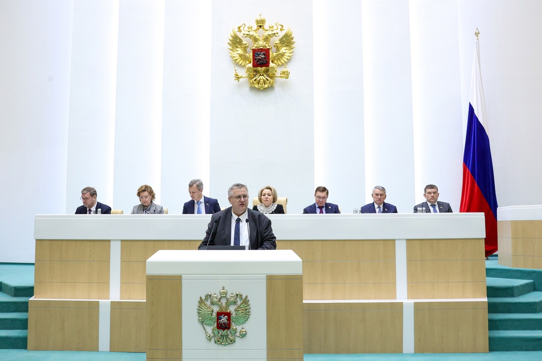 Алексей Оверчук выступил на заседании Совета Федерации в рамках правительственного часа