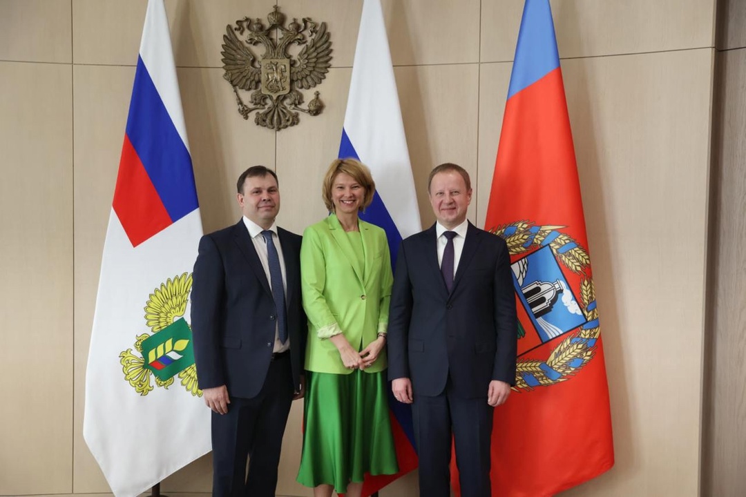 Оксана Лут провела рабочую встречу с губернатором Алтайского края Виктором Томенко