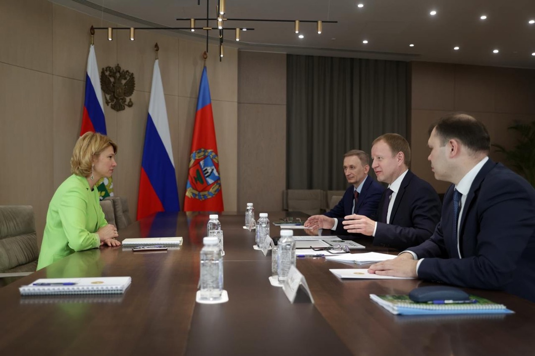 Оксана Лут провела рабочую встречу с губернатором Алтайского края Виктором Томенко
