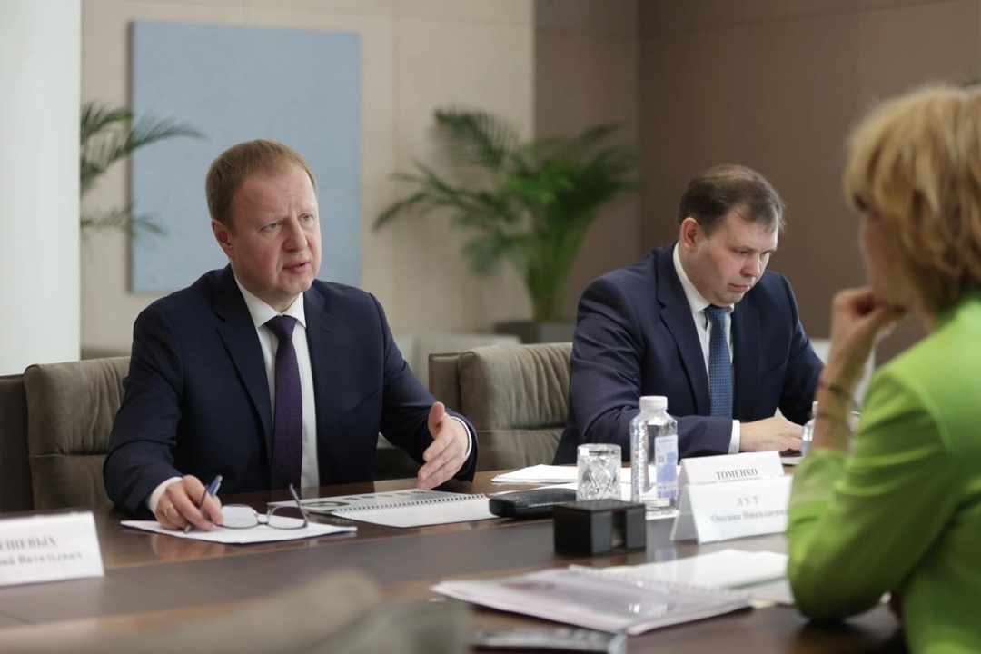 Оксана Лут провела рабочую встречу с губернатором Алтайского края Виктором Томенко