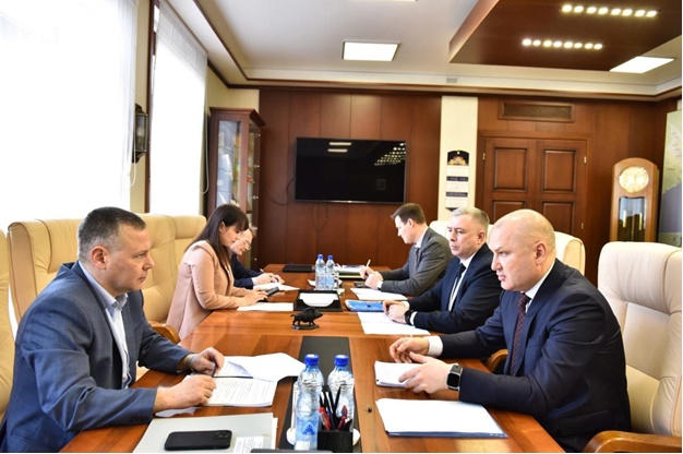 Руководитель Центрального управления Ростехнадзора Евгений Тюменцев принял участие в рабочей встрече с губернатором Ярославской области Михаилом Евраевым.