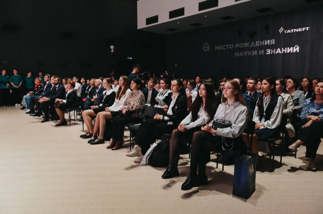 Школьники — науке XXI века Как работает гальванопластика, как сделать чат-бот для подготовки к ЕГЭ и как выглядел костюм Сююмбике. Эти и другие интересные…